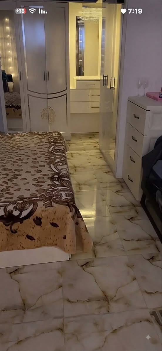 غرفة نوم تركية ٦ قطع نظافة ٩٠بالمية
بيها فقط الاطار مشلوع وموجود فقط يرجع ينلزك كما موضح بالصور والهيدروليك مالت السرير المخزن الاسفل السرير ينرادله تكعيده عدله فقط 
السعر 350الف 
مكاني ابي الخصيب حمدان
***********
