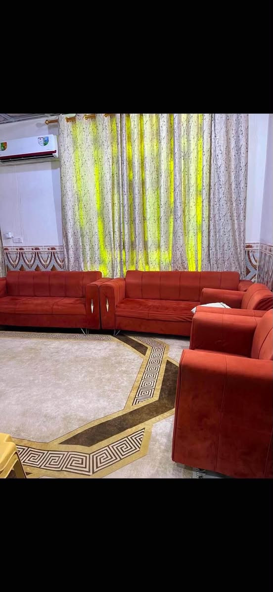 بيت للبيع  200 متر طابق ونص الطابق الاول غرفتين كبار وصاله وستقبال وحمامات خارجيه وداخليه  والطابق الثاني غرفه وسويت كامل البيت نضيف جداً والموقع قريب على شارع  مكانه شارع المطار الجديد بشارع الشفلات المقرنص قريب جدا عل شارع المقرنص سعره، 85مع المجال 
***********
