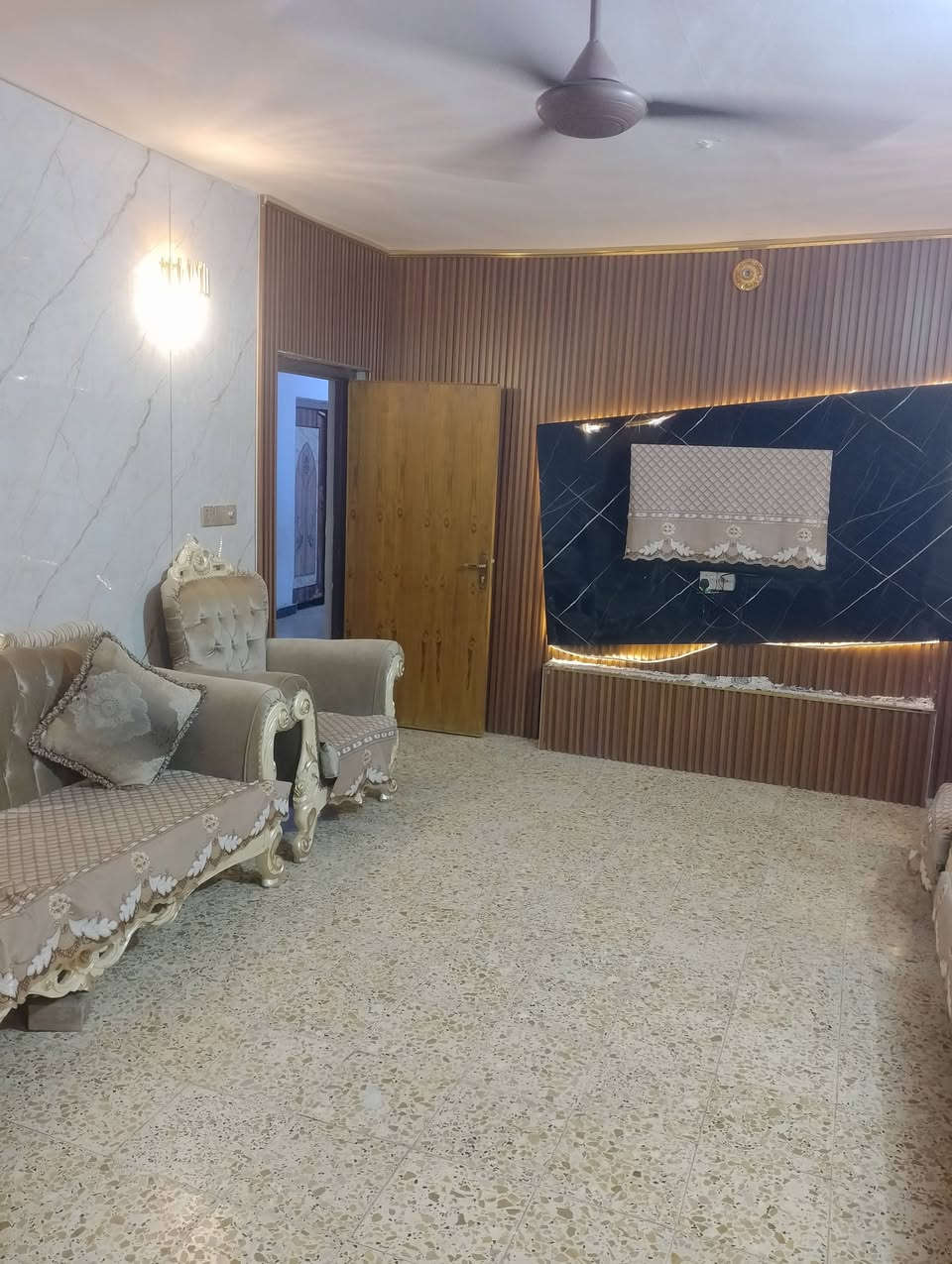 دار للبيع بالتقسيط أو النقد الموقع الحفرية المركز الاول مقابيل الاتصالات طابو صرف كامل الخدمات 300متر يحتوي على ثلاثة غرف واحدة طابق ثاني مع صالة غرفتين طابق أرضي مع استقبال هول مطبخ حار بارد حمام داخلي حمام تواليت شرقي غربي خارجي حديقه 4x8كراج يتسع 2سيارة للاستفسار الاتصال على الرقم ***********
