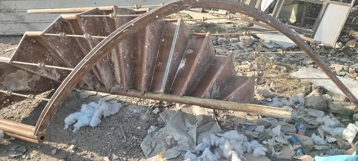 درج حلزوني عليه تراب كلش نضيف وثقيل كلش حديد ومغطا بخشب مسويله ديكور  للبيع مكاني البياع صاحب الدرج *********** اتصل عليه
