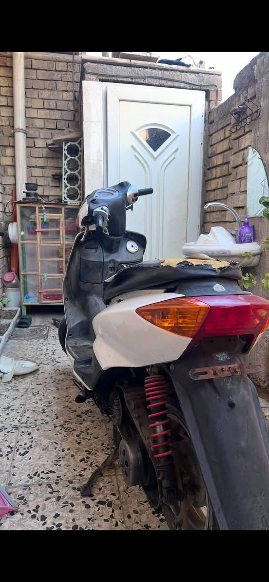 اسلام عليكم سكنس نثيه للبيع لون ازرق وغيرت كفرات للابيض لان القديم مكسور كله وبدلته ودراجه شغاله وكلشي مابيها معدل وسرعه كلش حلوه + بس الشوته مال كابريتر ضايعه هذا يسبب تأخير بالتشغيل يعني اذا اشد وحده جديده راح تشغل نكره ومتعبك ودراجه كلش حلوه يحتاجلها تعديلات  وغراضها كامله قبغ الهندر هم موجود بس يحتاج عرموطه حته يرجع بلادي ولواقيه مال تابر الامامي هم موجود وسعر مناسب 550 وبيها مجال حك الجيه واذا اتريد راسلني خاص وتدلل مكفوله من السرقه يعني الدراجه مالتي استخدام شخصي بس هسه اريد ابيعها لان محتاج فلوس 
مكاني بغداد الغزاليه *********** واتساب موجود هم نفس الرقم
