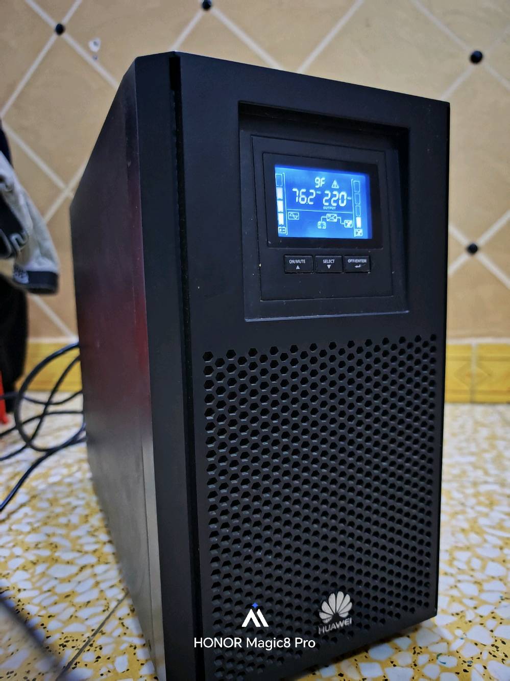 ups online 3kv Huawei 
ماركه هواوي مفتوح فقط على كد الفحص شبه جديد يشغلك تقريبا 13 امبير بطاريات جدد عدد 6 
مكاني بلديات
