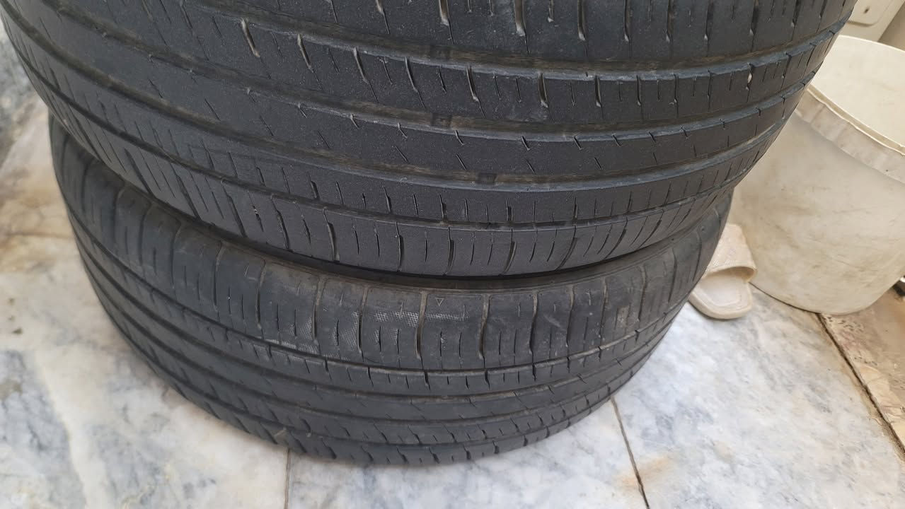 زوج تايرات خوات كلش نضاف تك بي ركعتين والتك الثاني مابي اي شي نقشه عاليه قياس ٢٢٥/٤٥/١٧ للتواصل ***********
