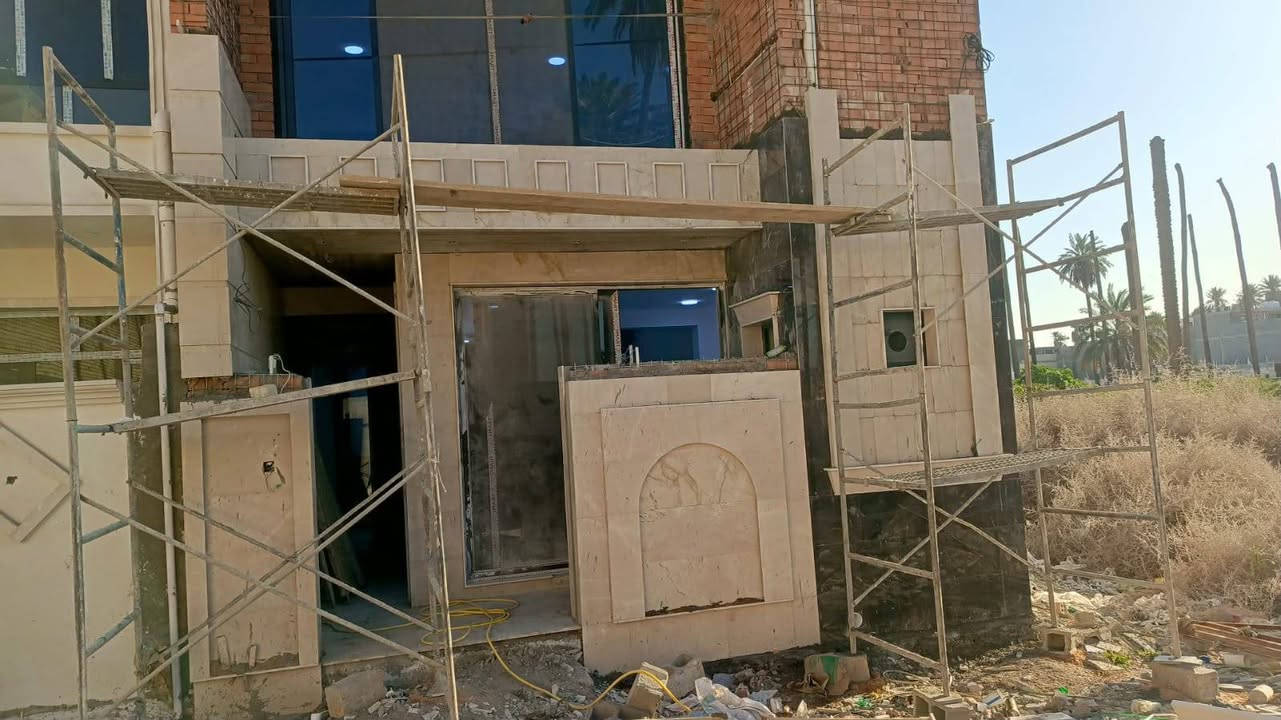 سلام عليكم
 كادر مرمر تسليم هندسه وعندي جميع لكوادر بياض ولبخ وسيراميك   ***********
