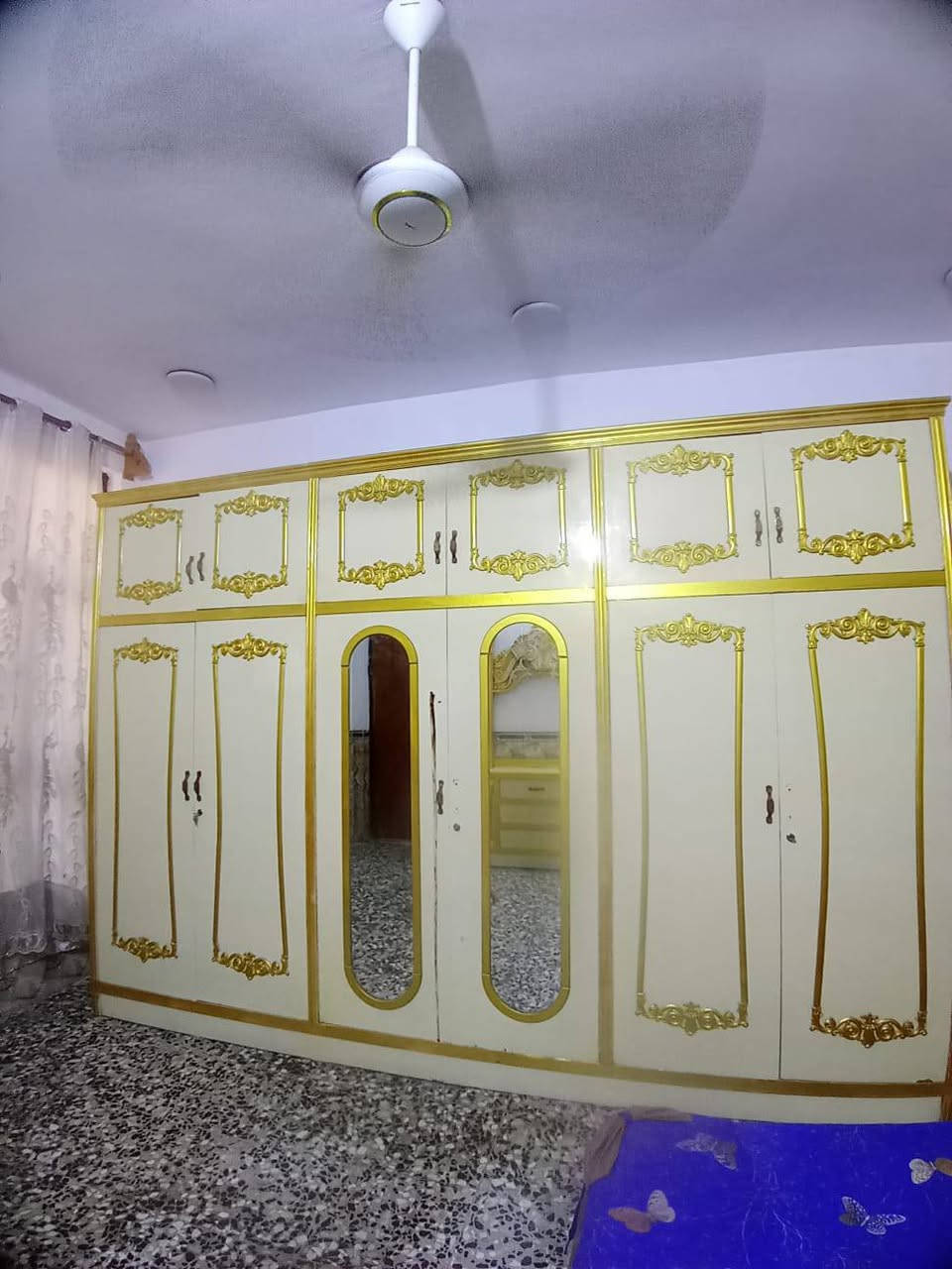 السلام عليكم غرفه نوم مستخده أخت الجديده نقصهه بس يدات بيبان كنتور ست بيبان زائد ملحقاته مستعجل على بيعتهه سعرها  مليون وبيهه مجال هاذا رقمي اتصل وبيك خير ودلل *********** مكاني الرئاسة شارع عشرين
