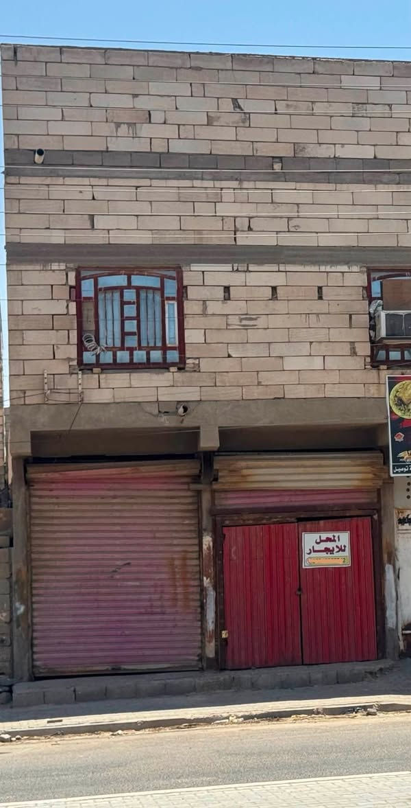 محلات ثنين بحي  الموظفين بالتنومه ع شارع العام مكان مرتب وشارع عريض مقابل محطة غسل حي الموظفين (قرب مطبخ خيرات البصره) اجار المحل 200 الف بي مجال المنطقه حلوه وهادئه وشوارعها عريضه سايدين كامله خدمات رقم ***********
