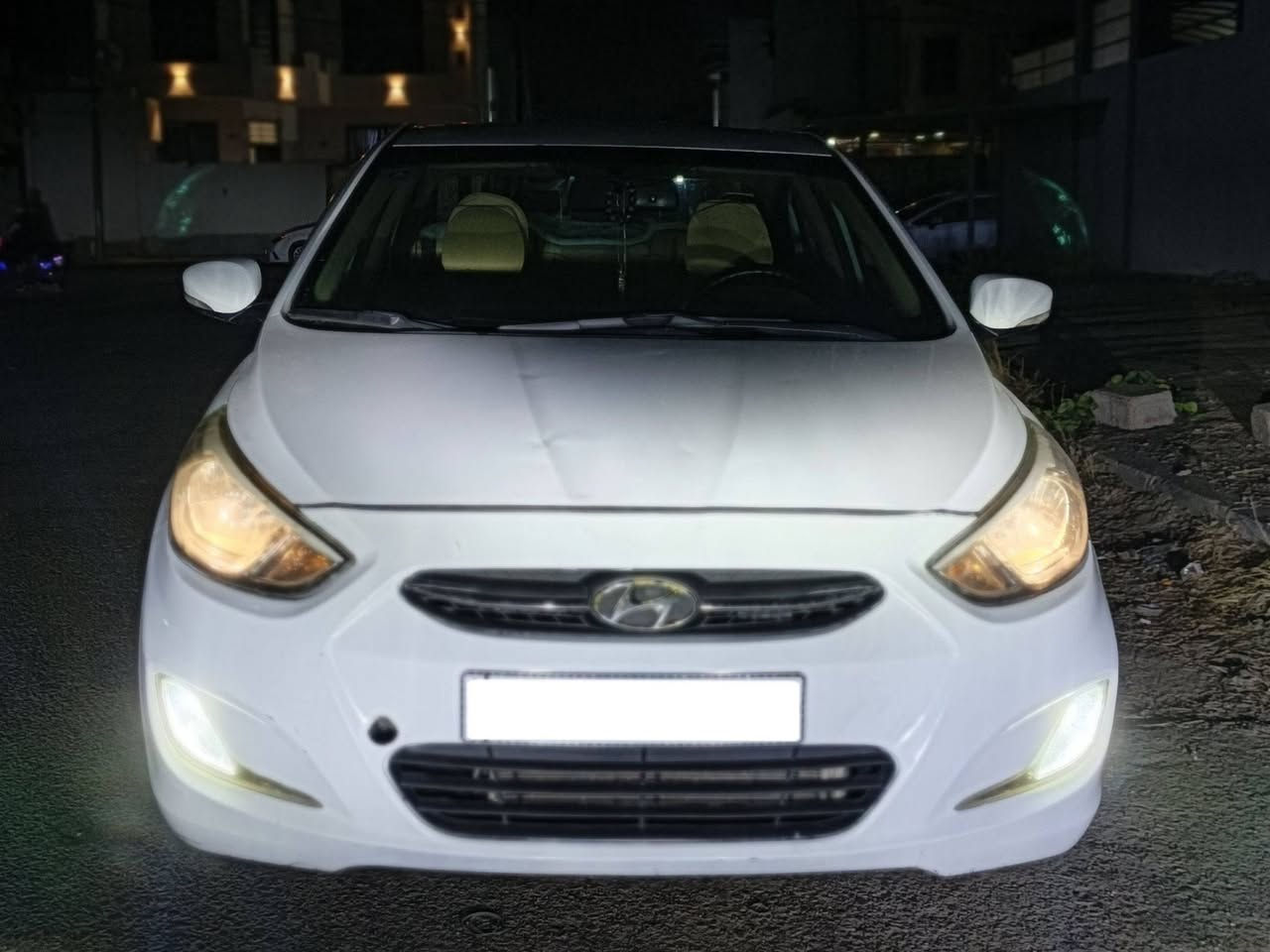 Hyundai Accent 
موديل 2015 
 مواصفات 
سقف سلايت 
داخل لونين
تجوه يد
لايتات زنون
رقم بغداد الماني جديد لحد 2030
هزه جديد 
تبريد ثلج
شرط تحويل بأسمي 
شاشة ايباد + كامرة خلفية 
فول مواصفات 1/1 
محرك 16 دوش المرغوب 
والكير AT 
كير ومحرك خير من الله لا صرف لا بخار 
سيارة ماشية اقل من 150 الف 
بي مكان تعديل بارد على كد شبر 
و PDR على كد شبر شرط بدون صبغ ومعجون
السعر 105 وبي مجال
مكان السياره كركوك 
للتواصل 
***********
