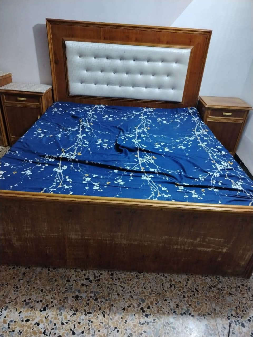 سلام عليكم غرفه خشاب فصال عراقي شغل درجه اوله مكلف بنشر لغرفه رايديها مليون و 200 وبيها مجال العنوان تكريت الغادسيه شارع دفاع المدني رقم تلفون:***********
