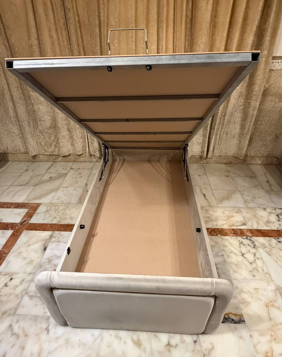 اسرّة نوم للبيع
سرير نفر واحد
الطول: 200 سم
العرض: 100 سم
اللون: اوف وايت (Off-White)
العدد المتوفر: سريران
مزود بمخزن للتخزين
السعر: 100,000 دينار للسرير الواحد

سرير نفرين
الطول: 200 سم
العرض: 200 سم
مزود بمخزن للتخزين
السعر: 180,000 دينار

للطلب والاستفسار، يرجى التواصل على الرقم:
***********

