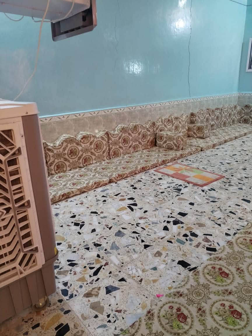 السلام عليكم (🏠 دار للبيع – حي العسكري)
 المساحة: 200 متر مربع

 الطابق الأول: 3 غرف نوم + صالة + مطبخ خارجي + استقبال + صحيات.

 الطابق الثاني: 2 غرفة نوم + صالة + صحيات.
للاستفسار والمراجعة:
📍 مكتب عقارات الفنار – مجاور مستشفى الخضر العام
📞 رقم الهاتف: ***********
