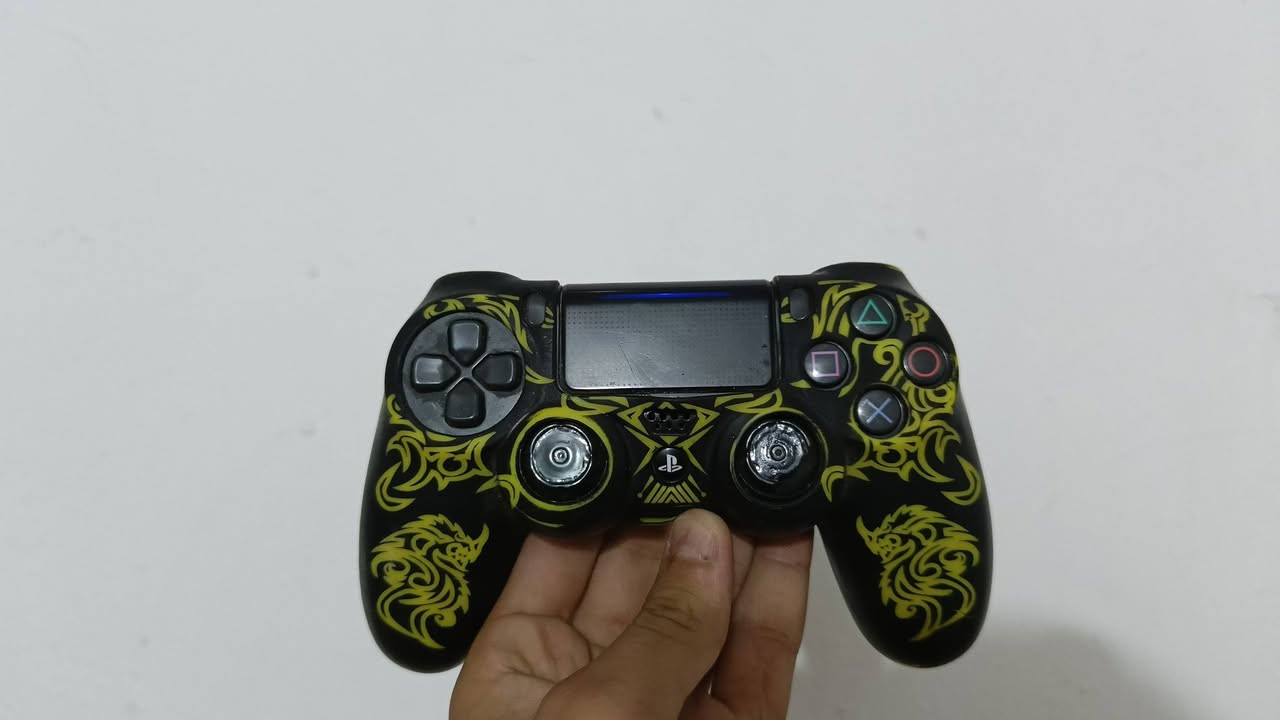 السلام عليكم
بلي٤|PS4 سلم اونلاين ابيض للبيع نظام 14.00 سعه التخزين 500GP لوك ستيكر مامفتوح نضيف الله شاهد وما داخل تصليح ابداً

 ملحقاته ثنين جويستك واحد شغال والثاني خلل بمنفذ الشحن وكيبل تشغيل وكيبل HD وكيبل USP عدد ثنين 

والعاب 

قرص بيس 2021

قرص GTA V

Roblox 

War Thunder 

wrestling game 

بيس 2026

ملاحظه⚠️ ويا ضمان يوم كامل ورا الشراء لاكن ما مسؤول عن أي خلل شخصي  خارجي مثل سقوط الجهاز وكسره او وقوع سائل علي او سوء أستخدام 

السعر 265الف وبي مجال

العنوان بغداد العبيدي حي النصر للتواصل والاستفسار  

***********

نص مكتوب في الصور:
- baqirmuhamed m
- 18:17
- grand theft auto V
- RESIDENT EVIL 4
- Chainsaw Demo
- بدء
- Resident Evil 4 Chainsaw Demo.
- الاتصال بالإنترنت وعرض احدث المعلومات الخاصة بهذا التطبيق.
- إدخال X
- إلى الطرف الأيسر L1
- إلى الطرف الأيمن R1
- قائمة الخيارات OPTIONS