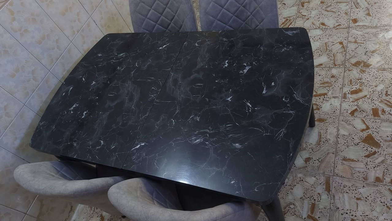 ميز طعام • ٤ كراسي • قابل للتمديد