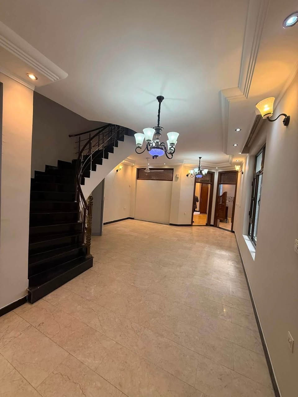 للايـجـار 🏠 الـكـرادة

عنوان العقار 📍 الكرادة قرب فلكة المسرح الوطني

🔶 المساحة  270  مـتـر

يحتوي على كراج حديقة صالات عدد 2 وهول داخلي وغرف 

نوم عدد 6 ومجموعة صحيات ✔️

❗️علماً ان الدار مجهز بأجهزة التكييف واثاث مطبخ ❗️

ــــــــــــــــــــــــــــــــــــــــــــــــــــــــــ
‎‏‎((شركة دار السلطان للعقار حيثٌ تَلتَقي الرُوٌية ,بلتَمَيٌز ))

#نــســتــقــبـل كافة العروض العقارية 

بيع - شراء - ايجار - ادارة امـلاك - مقاولات عامة

‏‎‏‎📊كل ماعليك الاتصال أو المراسلة على الصفحة *ʲᵒⁱⁿ ᵘˢ*

 حسن زوانة *********** - ***********

‏‎‏‎الفرع الاول /عرصات الهندية مجاور فندق بلوم 

‏‎‏‎ الفرع الثاني /الـسـيـديــة الضباط مقابل افران الرباط
