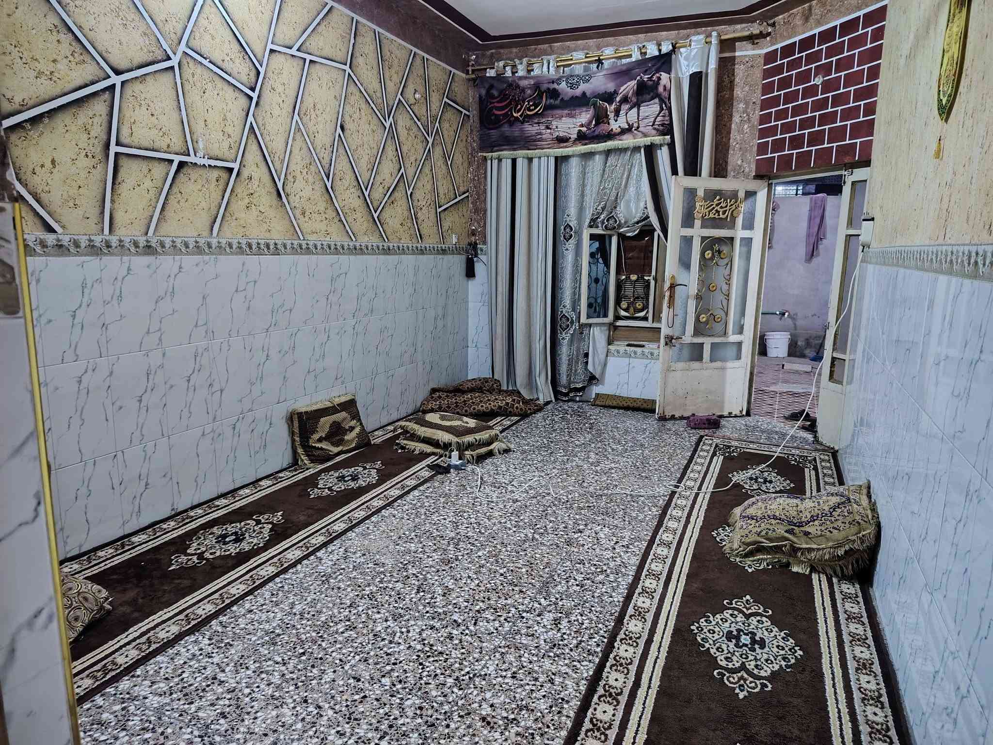 السلام عليكم بيت طابو صرف المساحه ١٥٠ ؟يحتوي على غرفتين وستقبال وصاله ومطبغ حار ومطبغ بارد حمام داخلي حمام خارجي البيت نظيق والسطح فرشي درجه اولى؟؟الحي العسكري حي الاصدقاء قريب على مدرسه الوقف الشيعي؟؟للستفسار،رقم صاحب الدار ***********..السعر المطلوب ٦٥...تحياتي للجميع @
