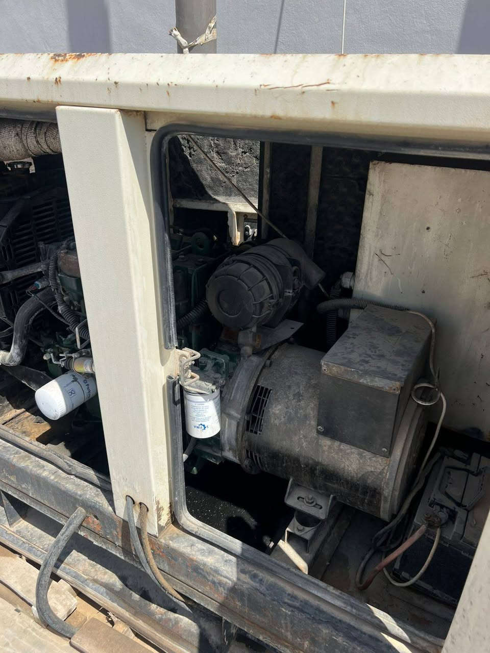 المحرك: ليستر بيتر (Lister Petter) بريطاني، 4 سلندر ديزل (فئة Alpha LPW4).

​القدرة التقريبية: 15 إلى 20 KVA.

​الموقع: بغداد.

​السعر: 20 ورقة (2,000 دولار أمريكي).

​نظام التبريد: تبريد بالماء (راديتر).

​نظام الوقود والإطفاء: طرمبة ديزل ميكانيكية + سيلينويد إطفاء كهربائي (12V).

​الهيكل: كاتم صوت (Silent) مع عازل حراري على العادم رقم تلفون ***********
