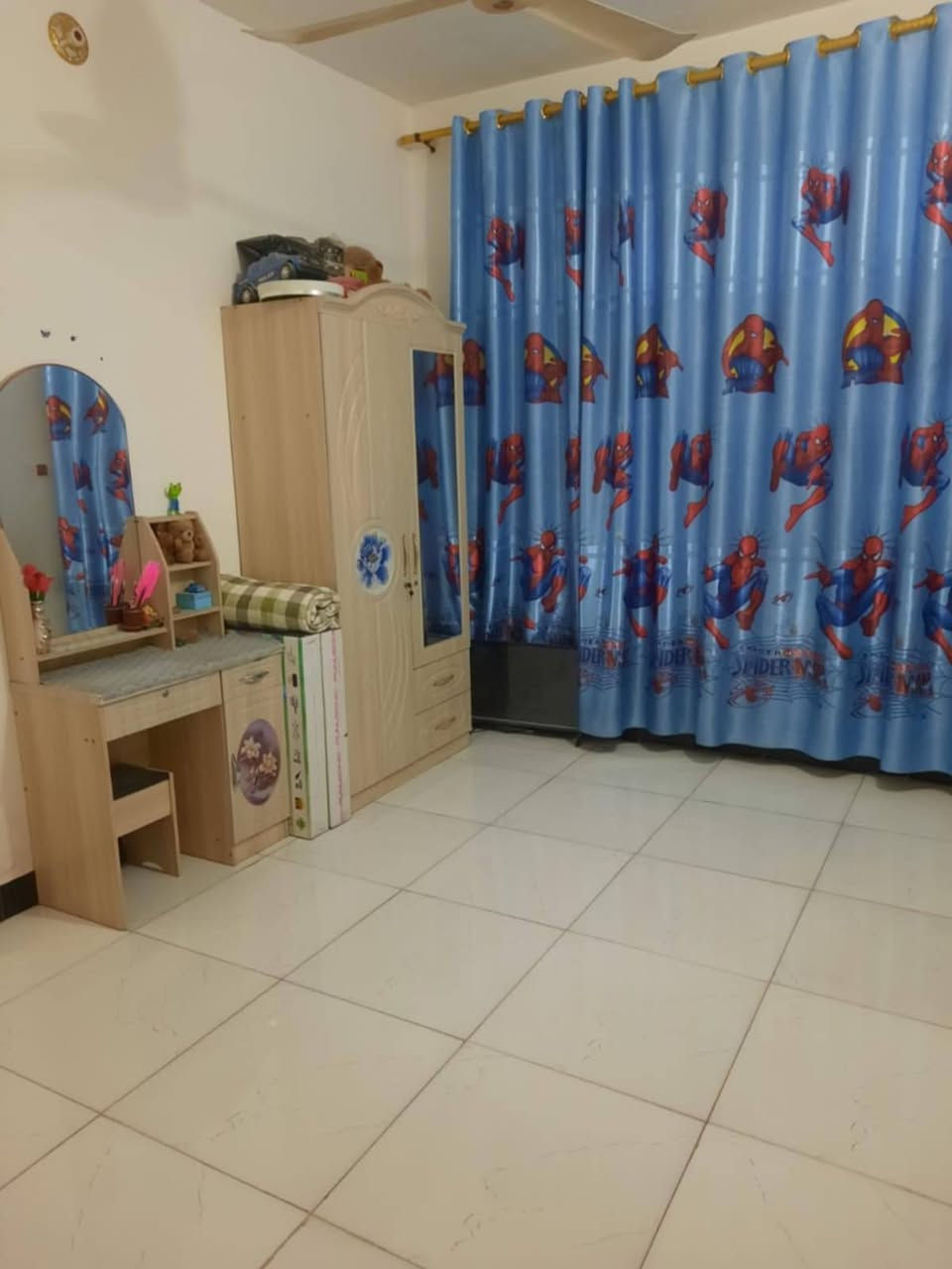 سلام عليكم بيت 100متر مربع للبيع .. يتكون من 4غرف وحمامات 2+استقبال ومطبخ وتوليت خارجي مثل ما موضح بل صور لبيت نضيف كلش بدوانم بشارع ابو موسى عل شارع كامل الخدمات ماء ومجاري ومقرنص وتبليط بل باب السعر 110وبي مجال رقمي ***********

