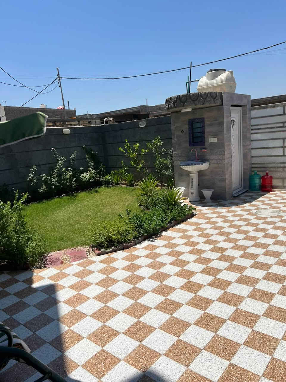 بيت للبيع المساحه 180 في حي العهد يم فلكت الزعيم وره مضيف ابو فياض يحتوي الطابق الول مطبخ ستقبال صاله غرفة نوم داخلها حمام وحمام ثاني بصاله يحتوي عله صحيات والطابق الثاني يحتوي على غرفتين نوم وحمام وصحيات وصحيات خارجيه  السعر 115تصل على ***********
