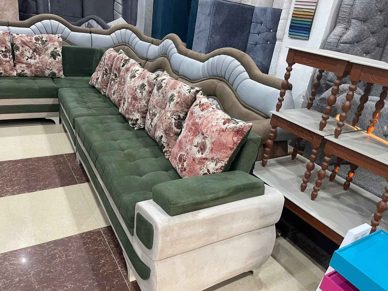 ديوان عراقي مستعمل قياس 7 امتار 11 مقعد نضيف مبي اي عيب وشغله مال موصل حطاطه مكانه تكريت شارع الزهور للاستفسار ***********
