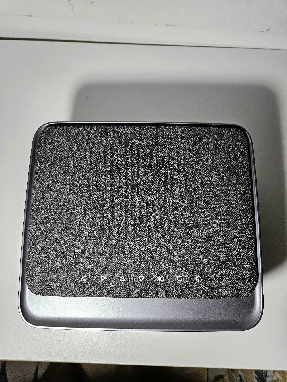 داتا شو احترافي من شركة يابر عدسه كبيرة 4K يدعم البث ع التلفون عن طريق ل WIFI  و بلوتوث و ٢ منفذ HD ٢٠ الف انسي لومنس اضائة قويه جدا متحتاج ستارة الحايط فقط مستخدم. نسبه بسيطه نظافه ٩٨ بالميه كامل هو ملحقاته كيبل و كيبل HD  و ريمونت موقعي ديالى المقدادية سعرها ١٢٥ الف بيها مجال بسيط