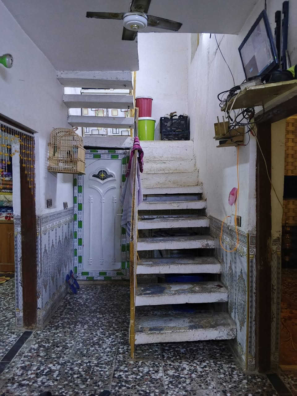 السلام عليڪم بيت للبيع مساحه130 متر يحتوي الطابق الأرضي علا غرفتين واستقبال ومطبخ وصحيات💯 والطابق الثاني يحتوي علا غرفتين 💯 سعر البيت 70 وبي مجال او مراوس بيت ثاني الموقع الحسينيه السڪلات شارع 11 الأستفسار اتصل علا الرقم ‏‪***********‬‏📞
