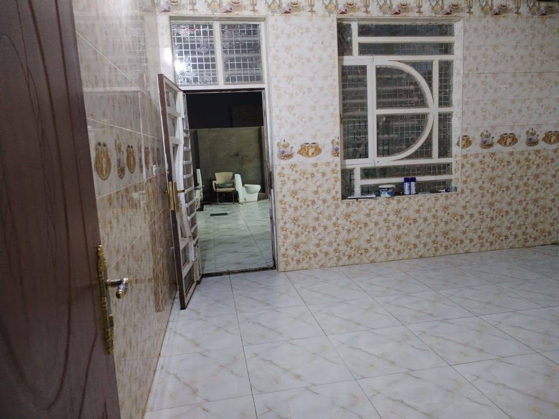 للبيع المساحه ٢٢٠م يحتوي على غرفتين نوم واستقبال كبير ٥ في ٩ وصاله ٥ في ٧ ومطبخ ٥ في ٤ وصحيات داخلية وخارجية كراج سياره مكشوفه عدد ٢ بناء طابوق اساس وسقف كونكريت البيت عالي عن الشارع تبليط بالباب مكان كلش راقي وهدؤ كافة الخدمات موجوده للعلم البيت مشمول بقرار الطابو العنوان الكوفة علوة الفحل شارع الزوار عمود ٥٢ وتنزل شارع تبليط قرب شارع الفلل السعر مناسب وبلاش للاستفسار الاتصال على الرقم *********** موجود واتساب
