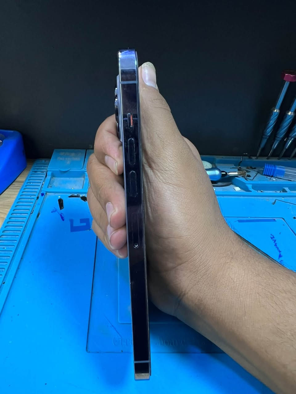 سلام عليكم
جهاز ايفون 13 pro max 
ذاكره 256
بطاريه 97بس مرفوعه البلاديه 83/84
نضافة 100‎%‎
الجهاز سعره 725 وبي مجال 
بغداد العبيدي واتساب ***********
فدوه ع المازنجر متوصلني شعارات راسلني واتساب وبيك خير ودلل

نص مكتوب في الصور:
- 48 9:15 حالة البطارية والشحن كما هو الحال مع البطاريات القابلة لإعادة الشحن، بطارية الهاتف قابلة للاستهلاك وتصبح أقل فاعلية مع الوقت. معرفة المزيد... الحد الأقصى للقدرة 97% هذا قياس لقدرة البطارية مقارنة بقدرتها عندما كانت جديدة. قد تتسبب القدرة المنخفضة بتقليل ساعات الاستخدام بين عملية الشحن والأخرى. أقصى قدرة للأداء ستساعد الأنظمة المضمنة في النظام والمكونات في تخفيف آثار الأداء التي قد تلاحظها أثناء التقدم الكيميائي في عمر بطارية iPhone. شحن البطارية المحسن للحد من استنزاف عمر البطارية، يتعلم الـ iPhone من عادات الشحن اليومية، بحيث ينتظر ولا يتجاوز 80% حتى يحين موعد حاجتك إلى استخدامه.