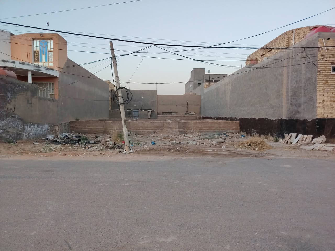 السلام عليكم
عرصه للبيع مساحتها 350 م موقعها قضاء  سدير حي العسكري موقعها بالولايه مال السدير قريبه على كورنيش مال السدير مقابيل طوارى السدير موقعها يخبل تبليط ماء كل الخدمات متوفره يمها عرصه كامله بيها اساس يعني جاهزه للبناء... الشراي يتصل على الرقم *********** بيك خير ويدلل.
