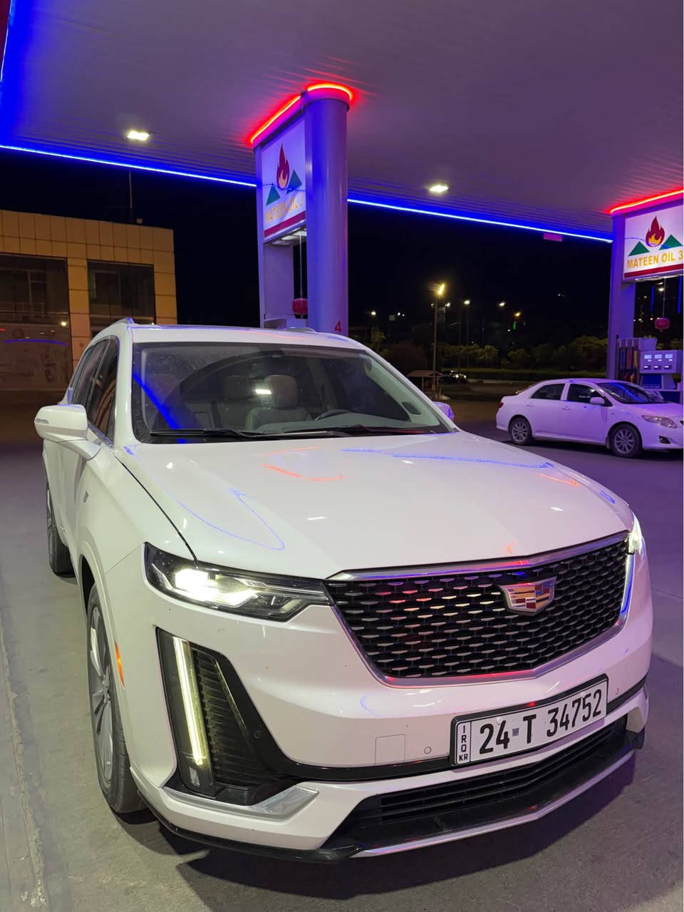 مەکینە و هێز: مەکینەیا 3.6-لتر V6 (یان 2.0-لتر Turbo)، گێڕێ خودکارێ 9-قۆناغی، و سیستەمێ چار تەگەرێن کارا (AWD).
 دیزاینا دەروەیی: گرلا ڕەش یا شێوازێ تۆرێ (Mesh Grille)، چراێن لێد (LED) یێن ڤێرتیکال، و لەحیمێن تایبەت ب فێرژنێ Sport.
 ناڤخۆ و جهێ روونشتنێ: سێ ڕیزێن کورسییان بۆ 6 یان 7 کەسان، و کورسیێن چەرم یێن ب سیستەمێ گەرمکرن و ساردکرنێ.
 تەکنەلۆژیا: شاشەیا لیمسی یا مەزن، سیستەمێ ئەپڵ کارپلی و ئەندرۆید ئۆتۆ، و سیستەمێ دەنگی یێ (Bose).
 سەلامەتی: سیستەمێن پاراستنا پێشکەفتى، پشککنینا نقطەیا کویر (Blind Spot Monitoring)، و کامێرایێن 360 پلەیی.
*********** دهوك, العراق
