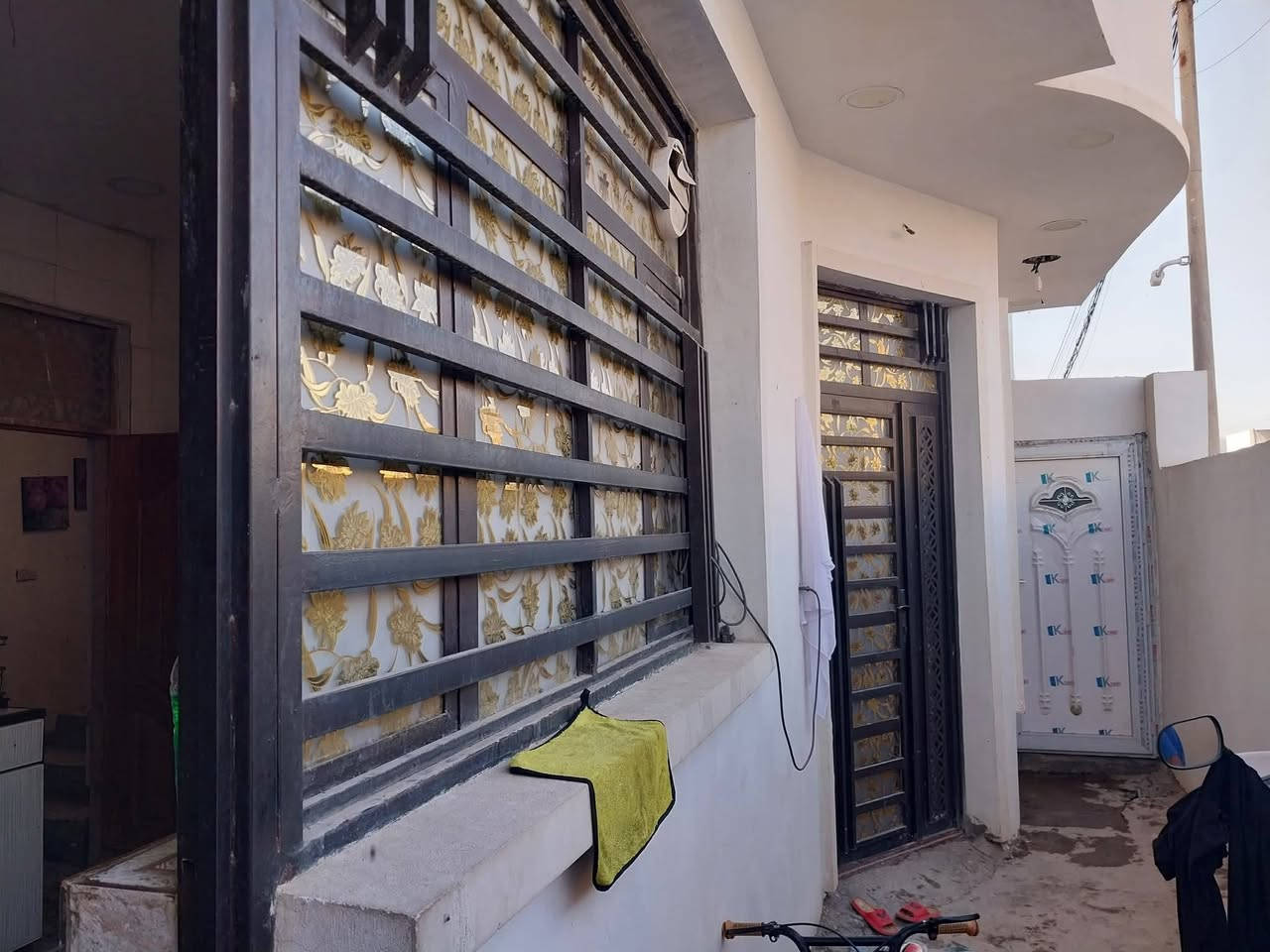 سلام عليكم عندي بيت مساحه 100متر واقع حال 110 سند 25 طابو زراعي يحتوي على غرفتين نوم وصاله ومطبخ وصحيات العنوان بغداد الغزاليه خلف معمل الثلج السعر 130 وبي مجال رقم الهاتف ***********
