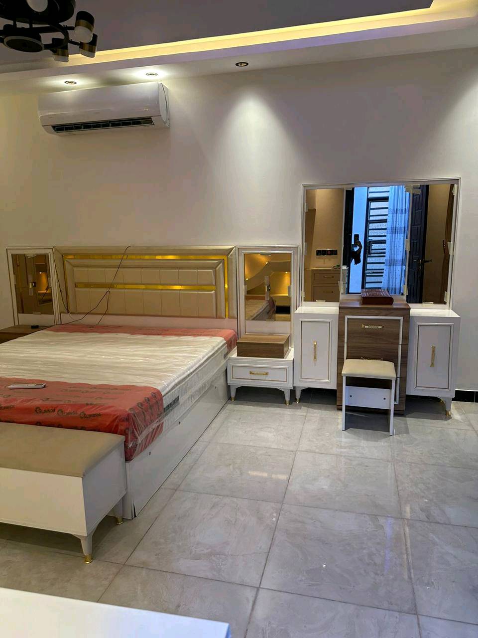 🏠 بيت للبيع في بغداد – الدورة

📍 الموقع: الدورة – خلف كلية الهادي
📐 المساحة: 100 متر
🏢 3 طوابق
🛏️ 5 غرف نوم
🚿 4 حمامات
🛋️ مؤثث بالكامل وجاهز للسكن

✨ مناسب للسكن أو الاستثمار التجاري
✨ موقع مميز وقريب من الخدمات

📱 للاستفسار والتواصل عبر واتساب فقط:
***********