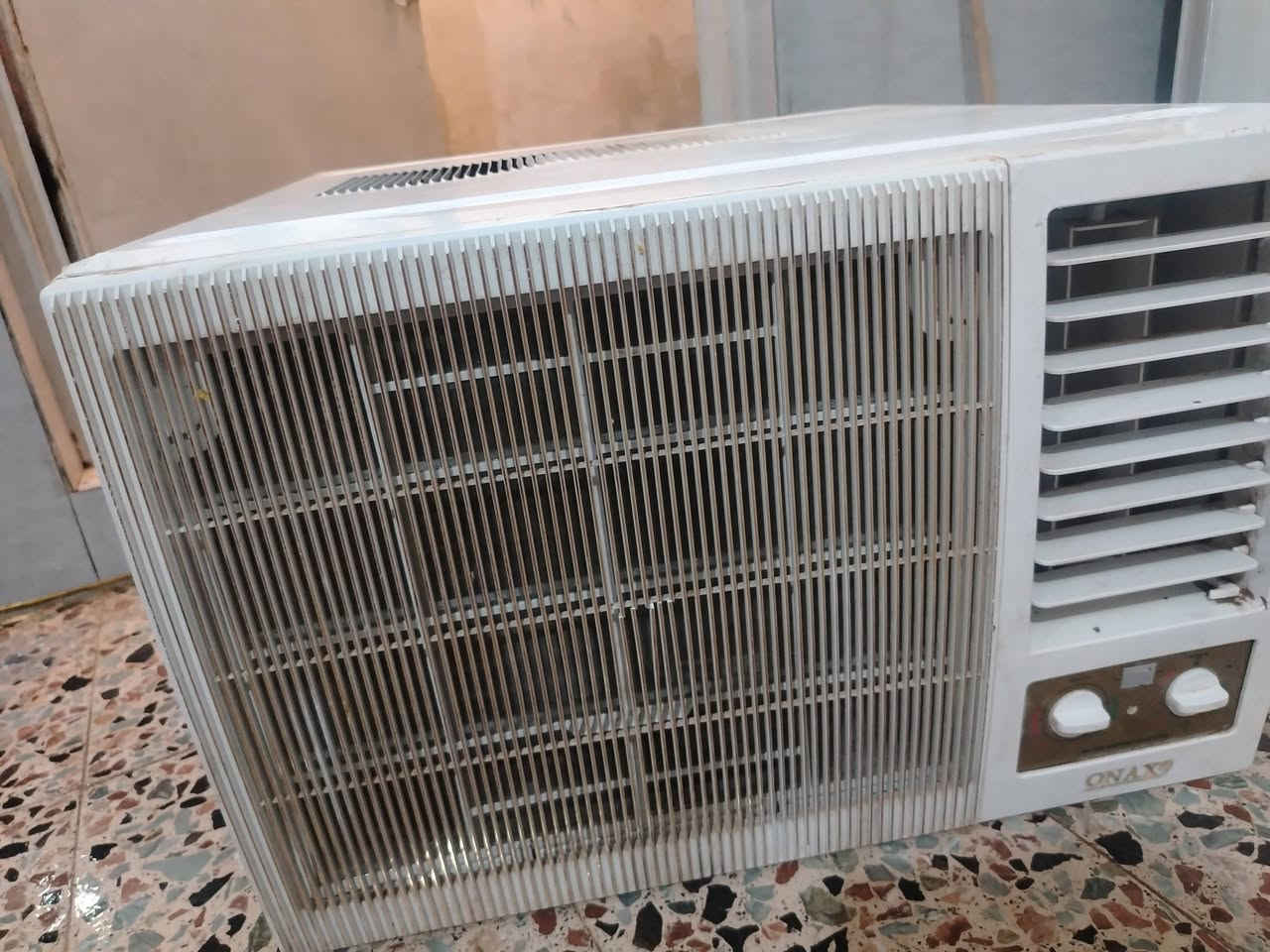 مكيف  للبيع مستخدم قليل سعره 350 وبي مجال ***********
