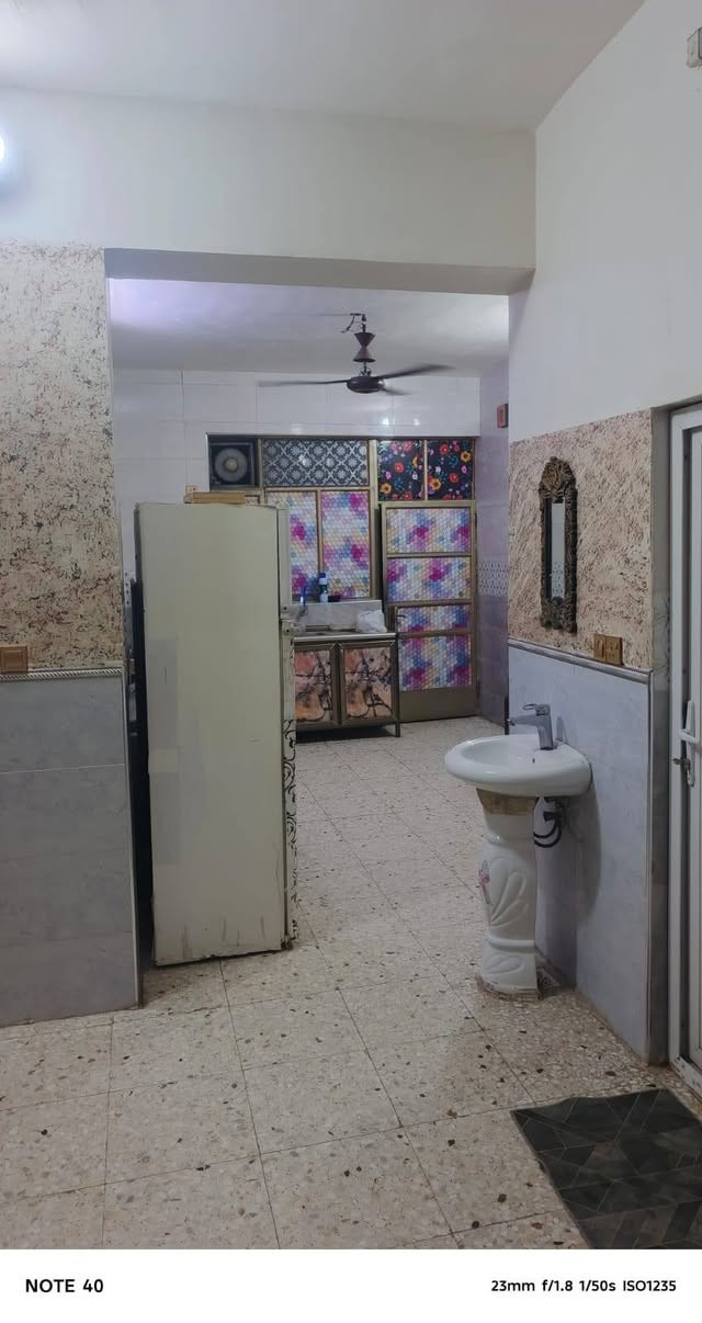 سلام وعليكم بيت البيع كامل بنا جديد   المساحه مالته 150 متر خلف مخبز المجتبى تبليط ماء مجاري كمل مكمل *********** تصل وتعرف سعر
