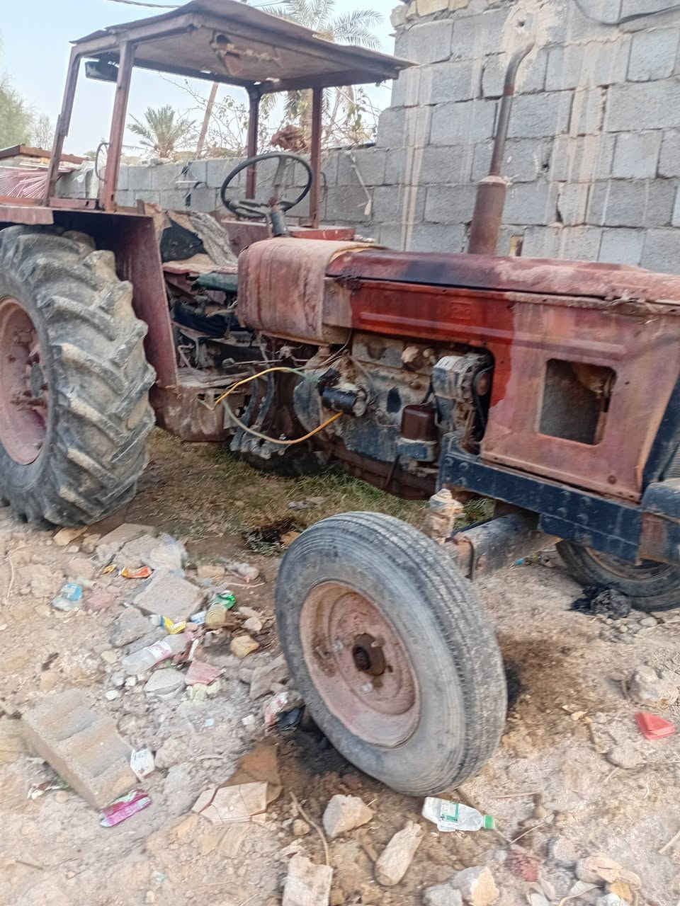 السلام عليكم. عنتر للبيع جاهزه محرك كير جهاز جيد نكره سلف داينمو شغال فدان سكندري بم جديده تخم نوزلات جدد لا تبخير  ولاتنقيص بيه تاير جديد واحد وثاني نص عمر صدر يحتاج تجفيت . المكان ميسان قلعة صالح. الاستفسار اكثر ع هذا الرقم ***********
