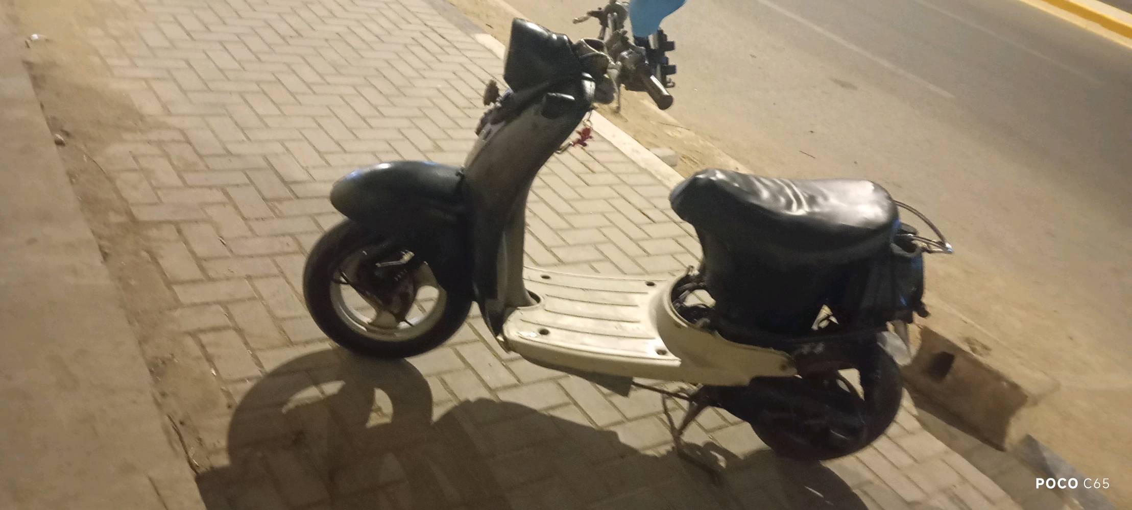 دراجه عبد الحليم شغاله باتري بيها كلوب يشتغل هورن شغال دراجه مكانها بصره حوطه سلف عاطل تايرات جدد دراجه يرادلها بس كفرات وترجع بلاد ترهم مراوس و بيع دراجه صوتها ناعم ما ينسمع
حبيبي، شنو موديل دراجة عبد الحليم بالضبط وسنة الصنع إذا تعرف؟: 
1999
بخصوص السلف العاطل، شنو العطل بالضبط: يحتاج تبديل سلف لو بس شي بسيط بالكهرباء/الأسلاك؟: 
تبديل
وين مكان المعاينة بالضبط بالبصرة/الحوطة، والبيع كاش فقط لو تقبل تبديل هم؟: 
تبديل او بيع 