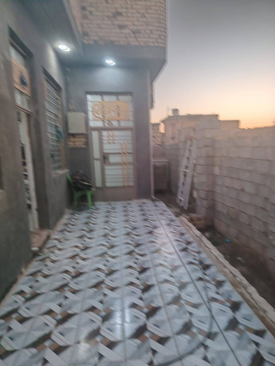 السلام عليكم
بيت طابو زراعي سند ٢٥
تحويل مباشر 
المساحه ٢١٠ متر ركن على شارعين 
عرض الشارع ٨ متر
بناء حديث 
البيت طابوقين الطابق الأول 
غرفتين ٤ ×5 متر
الاستقبال ٤× ٩ متر
المطبخ حار وبارد ٤×٥ متر الطابق الثاني غرفه بناء تربستون مسكوف سندويج
بناء كونكريت مسلح 
السعر ٨٣ مليون وبيه مجال 
الواجهة مطل على مجمع سيد حسين السعبري 
الارض مقابيله طابو صرف 
للاستفسار والاتصال على الرقم التالي *********** أو مراجعه مكتب دلاليه سيد عيد للعقارات شارع ٦٠
مقابيل اسواق ابو العبد شارع علي قماره
