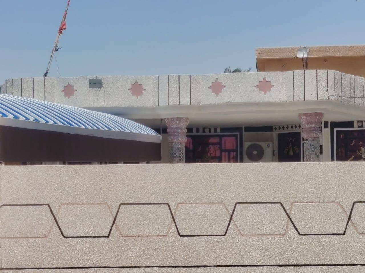 الدار البيع /عرض البيت ) 22)) طول البيت 46/
بيت يحتوي على مضيف 4x8
هول 4x5 / صاله 4x9) غرف عدد ثنين 4x5)) مطبخ 4x5
حديقه اما مية او حديقة خلفية مع صحيات او مطبخ خارجي 
مساحة الكل( 1012) متر  رقم الهاتف ***********

