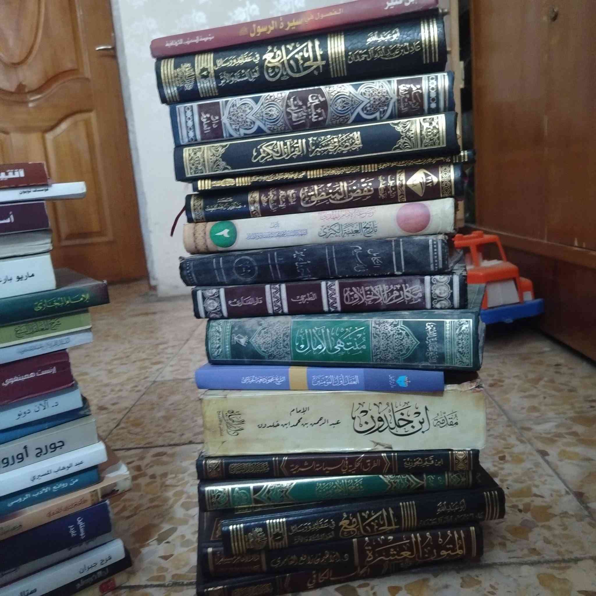 حوالي 40 عنوان منوع من روايات وكتب فقه ودين وعقيده وتاريخ وتزكيه نفس وفلسفة منها الجديد والنظيف ومنها الطبعات النادرة القديمه مكاني بغداد رقمي للتواصل والاستفسار ***********
