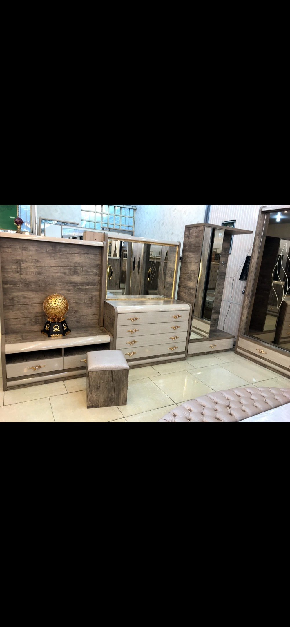 غرفة نوم خشب متين بحالة ممتازة جداً (استعمال نظيف)
طراز مودرن، مصنوعة من خشب متين وعالي الجودة يضمن التحمل والصلابة
تحتوي : سرير بحجم نفرين مع 2 كومدي /كنتور (خزانة ملابس واسع بتقسيمات عملية، ميز تواليت مع كرسي، جزامة احذية انيقة، زاوية، مع ميز بلازما 
السعر عند الشراء ملايين3 ونص 
سعر البيع مليون و400 وبي مجال 

التواصل فقط واتساب: ***********‬