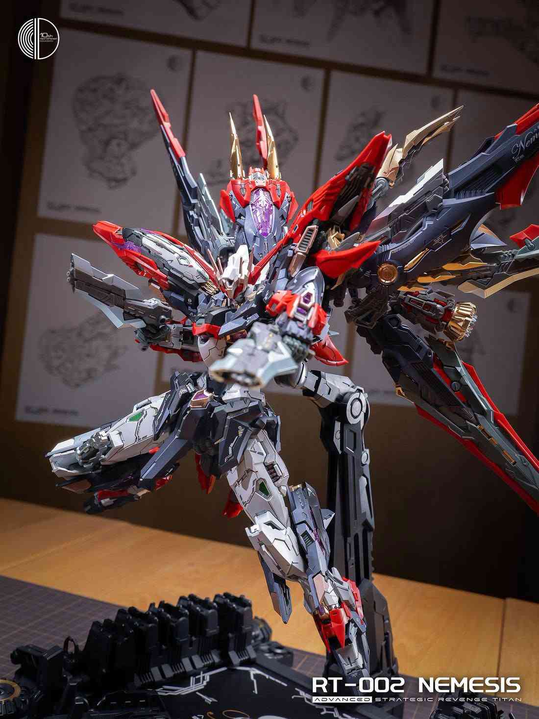 كاندام Infinite Dimension RT-002 Nemesis بمقياس 1/100، وهي عبارة عن مجسم ميكا (Mecha Model Kit) يُبنى يدوياً ومصمم بتفاصيل عالية تذكرنا بمجسمات الغندام (Gundam). 
يحمل هذا الإصدار اسم Advanced Strategic Revenge Titan (تيتان الانتقام الاستراتيجي المتقدم)، وقد صدر كنسخة تذكارية بمناسبة الذكرى العاشرة (10th Anniversary Commemoration) لانطلاق الشركة المصنعة.
 أبرز مواصفات هذا النموذج:المقياس: 1/100 (يبلغ طول المجسم بعد التركيب حوالي 22 إلى 24 سم).الهيكل الداخلي: يأتي مع مفاصل مصنوعة من مادة POM عالية الجودة لضمان الثبات والقدرة العالية على اتخاذ وضعيات حركية وديناميكية ممتازة.الملحقات والتفاصيل: يتضمن ملصقات معدنية عاكسة (3D Metal Stickers)، أجزاء معدنية محفورة (Metal Etching Parts)، وترسانة متنوعة من الأسلحة والأجنحة الضخمة القابلة للفصل والتشكيل.
متوفر لدينا للبيع يوجد توصيل لجميع المحافظات واتساب ***********

نص مكتوب في الصور:
- 复仇女神 RT-002 NEMESIS ADVANCED STRATEGIC REVENGE TITAN
- RT-002 NEMESIS ADVANCED STRATEGIC REVENGE TITAN
- 10th Vision Dimension 復仇女神 RT-002 NEMESIS ADVANCED STRATEGIC REVENGE TITAN