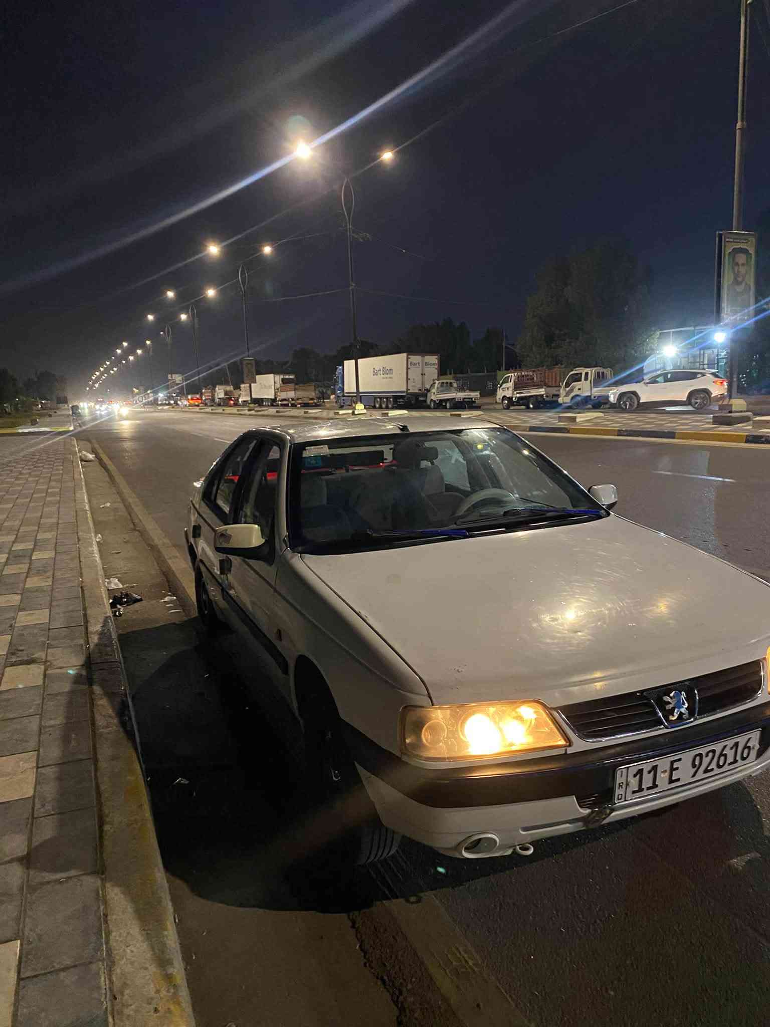 سيارة بيجو اكد خصوصي رقم دولي جديد هزه جديد  موديل ١٣ ماشيه ١٢٦ الف سياره نضيفه مال بيت  بيه طخطخات قليله تبريد عوزه غاز معروضه ب٤٠ وبيها مجال قليل للشراي متوفر خاص مكانها بغداد *********** .

