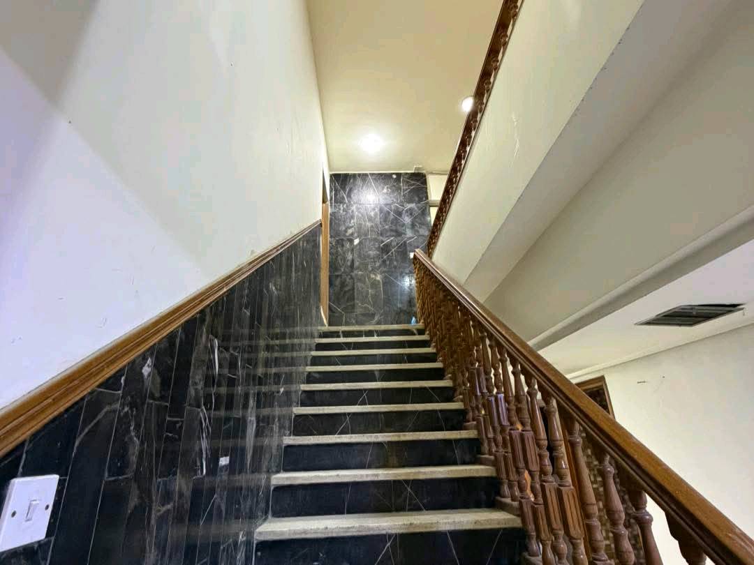 للأيجار دار بالكرادة العرصات 600 متر 
عبارة عن 3 طوابق يتكون من 14 غرفة نوم و صالة و كراج وحديقة وخدمات كاملة
 بواجهة واسعة و كلاسيكية 
للشركات روضة مؤسسات دولة او قطاع خاص او مدرسة 
الدفع سنوي حصراً للتواصل معكم العقاري حسين الگرعاوي 
***********
هلا بيك، شنو نوع هالدار بالضبط: فيلا/عمارة/بيت مستقل؟ وشنو وضعها من ناحية الترميم، جديدة لو مجددة؟: 
بيت مستقل نظيف كلاسك جاهز ومجدد
تگدر تحدد لنا الموقع أدق داخل الكرادة العرصات؟ قريب من شنو بالضبط حتى يكون أوضح للمستأجرين؟: 
العرصات بعد شركة بي ام دبليو للسيارات بكم فرع مناصف العرصات تقريبا
شنو وضع الإيجار بالتفصيل: شكد الإيجار السنوي النهائي، وبيها مجال للتفاوض لو لا؟: 
مية مليون بالسنة وقابل للتفاوض
هل البيت مفروش لو بدون فرش؟ وبيها خدمات مثل المكيفات، السخان، أو مطبخ مجهز؟: 
بدون فرش بدون خدمات 
منو الفئة المناسبة للإيجار غير الشركات والمدارس؟ يعني تقبلون عوائل/مكاتب/عيادات لو الإيجار مخصص لجهات معينة فقط؟: 
لكل الفئات جداً عادي 