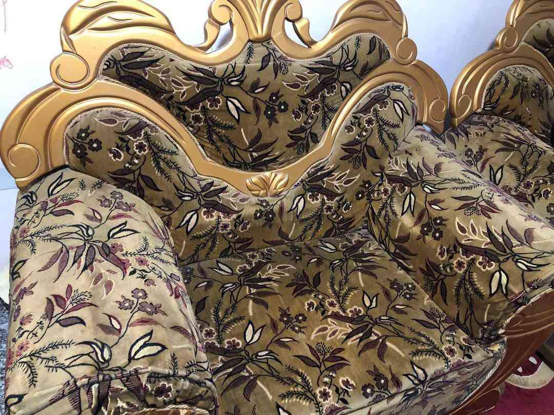 السلام عليكم قنفات ١١مقعد ب150وزولية 3*5ب75وكونفيرا ب 125 وبيهن مجال للتواصل***********

