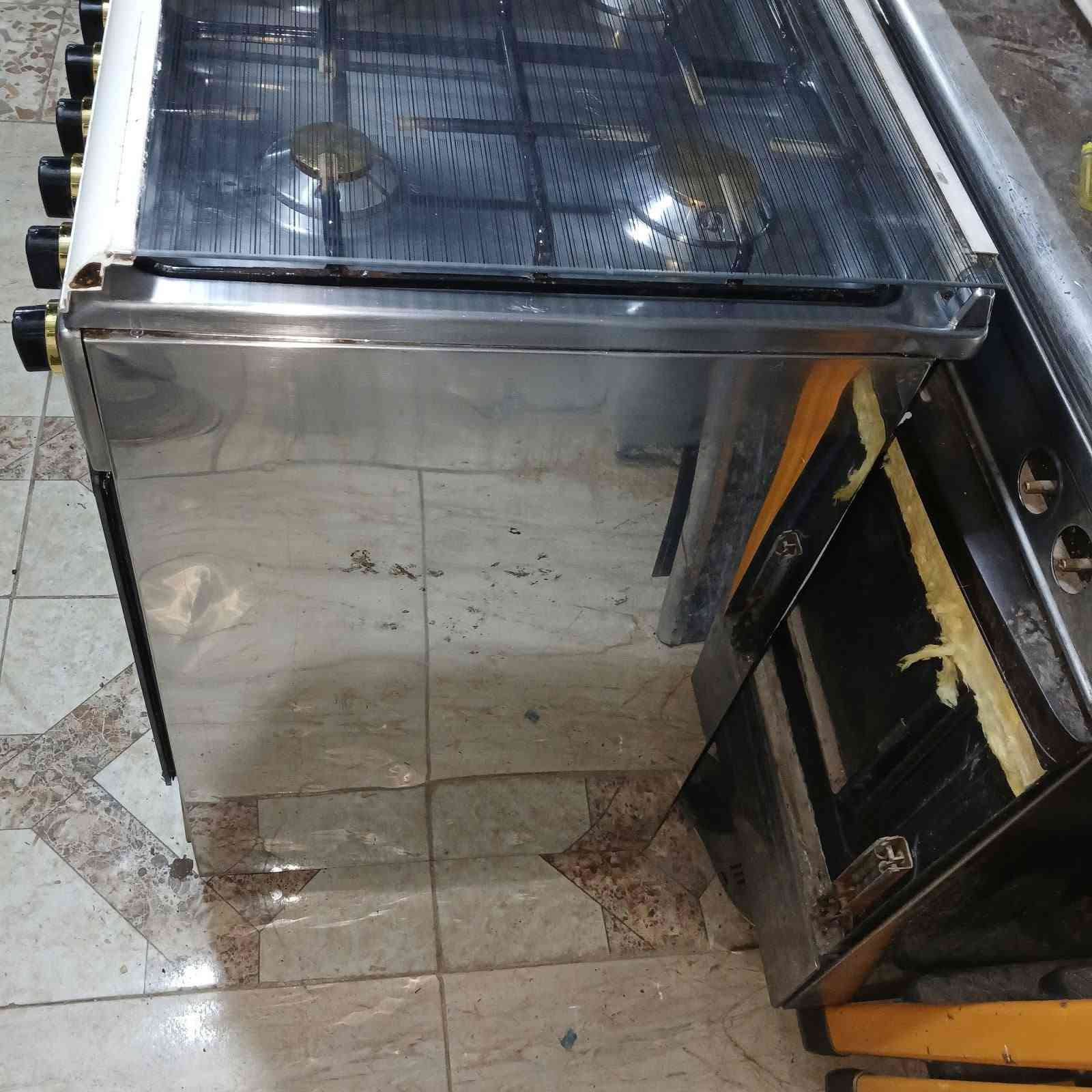 طباخ نوعيته رويال مصري شكل حديث ٤ مشاعل فرن دكمتين استيل شبيه جديد شرط أو شغال على فحص للبيع

نص مكتوب في الصور:
- Royale
- رويال