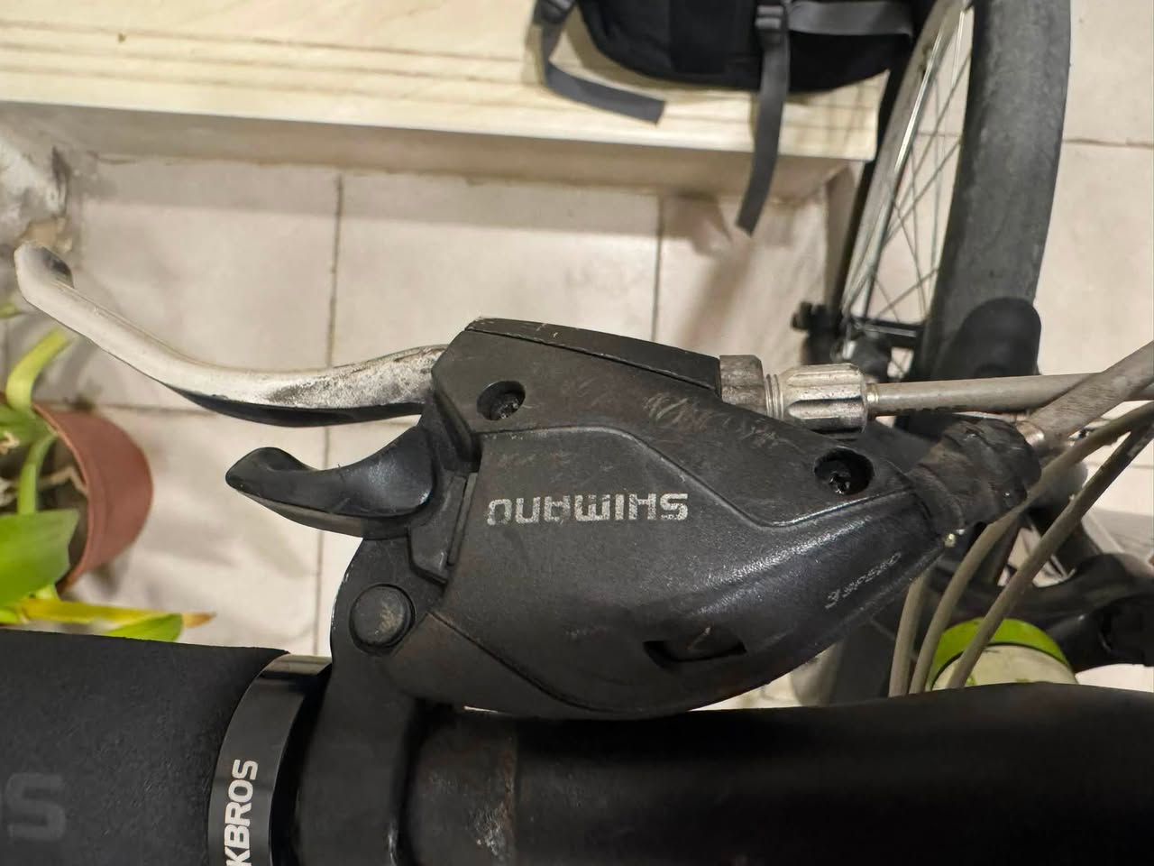 دراجة ماركة   Merida Matts sports جبلي
السعر /325/ الف 

المعدن / المنيوم 

ناقل حركة Shimano (ديريلر Altus)

بريك يد ميكانيكية من نوع Shimano

دبل / امامي fork تعليق امامي 

دبل بالوسط  Coil Spring تعليق خلفي 

فريم / L مناسب للطول من 170 الى 182 

كير امامي /3/ نمر ماركة 

كير خلفي /8/ نمر 

ويالة المنيوم 

زوج تايرات Thickslick tires ما موجود بكل العراق بس التاير سعرة 150 الف كتان
 
دراجة مال حاوية متصرف عليها ربع 👌🏻 

بدون الاكسسوارات ⛔️ 

تواصل /*********** / وتساب ☎️

العنوان / بغداد حي الاطباء  📍
