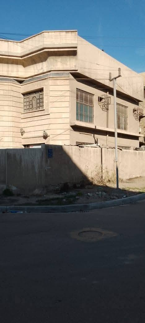 بيت للبيع ركن تجاري على شارعين حي القاهرة الشماسية خلف دور الارامل قرب الشارع العام يبعد 100 متر عن شارع باب المعظم شعب مقابل مطعم القاهرة
مساحة 160 م
طابقين يحتوي الطابق الارضي على صالة 5 *6 وغرفة نوم 4 * 5 ومطبخ حار وبارد  ومناور وحمام + تواليت
الطابق الثاني ثلاث غرف نوم مع صحيات
للاستفسار الاتصال مع صاحب الدار مباشر 
***********
