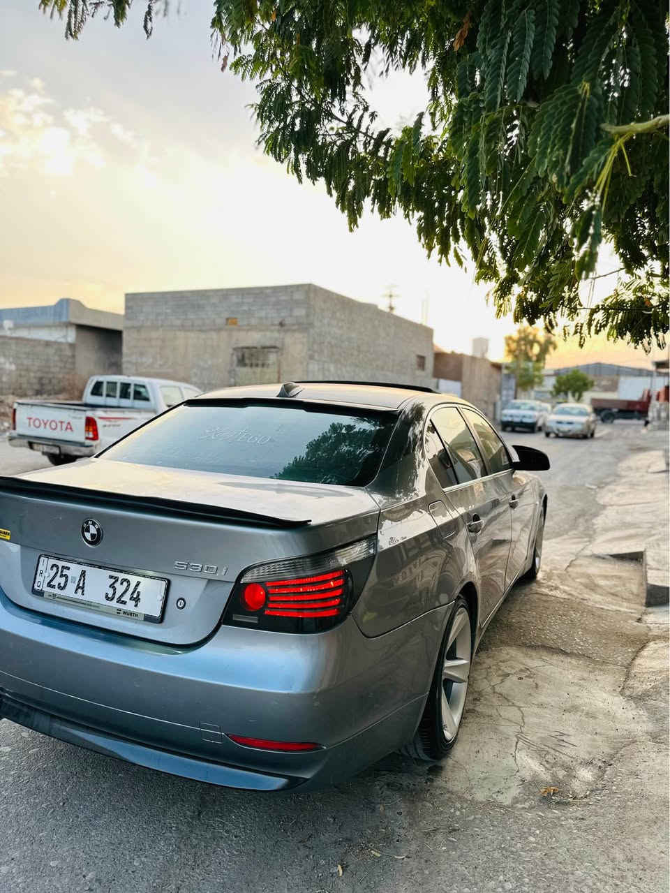 Bmw e60 530i 2004 بیلاد نۆزڵ کورت گێر و مەکینە و تەقە و رەقە بەشەرت حیزام بۆیاخە لەسەر ساخی تەنیا یەک بستێ چاملغی دوای سایەق لێدراوی هەیە بەبێ ناو گرتن تایەی تەقیوە لێی داوە باقی هەموو گیانی بەشەرت سەیارەکە فول جوانکاری بۆ کراوە سەیارەی دەستی خۆمە هی مەعرەز نیە چوار تایەی لۆکی دوو سایزی لەسەرە ویل ١٧ دوو سایزە  تاخم پێش و دوا تازە دا گیراوە دەبڵەکانی تازە گۆراوە جوتێ لایتی ئەمریکی لۆکی لەسەرە زۆر بە قوەت و جوان تەنیا لایتەکانی ٣٠٠$ پێ دراوە تەبرید سارد و گەرم بەشەرت  لەسەر سویچ ئیش دەکات سەیارەکە مەسرەفی هیچ تێ نیە تا بڵێی سەیارەیەکی جوان و پاکە ماشاء الله، مواسەفاتی خۆی دیارە تەنیا بەسمە و پەردە نیە رەقەم و سەنەوی و هەزەی هەموو نوێیە بەناو خۆمە تەحویل بەشەرت بە ٣ سەعات تەحویل دەبێت کۆبۆنی بەنزینی هەیە نرخی ١١٠ گەڵا و مەعمەلە گەر کڕیار نیت سەرمان مەیەشێنە تکایە *********** واتساپ و هەموو شتی لەسەرە 

للبيع

BMW E60 530i موديل 2004، مكينة وقير بحالة ممتازة، السيارة نظيفة جداً ومكفولة من ناحية المكينة والقير، وما عليها أي صرفية تُذكر.

السيارة مصبوغة بالكامل وبشكل ممتاز، وهي سيارة شخصية وليست معرض. فيها فقط ضربة بسيطة على الشاصي من جهة واحدة بسبب حادث سابق، بدون تأثر باقي أجزاء السيارة، وتوجد تاية واحدة متضررة من الضربة.

السيارة مجهزة بالكامل:

* 4 تايرات لوكي بمقاسين، أمامي وخلفي.
* جنوط 17 إنچ بمقاسين.
* تايرات أمامية وخلفية جديدة.
* الدبلات جديدة.
* زوج ليتات أمريكية لوكي، قوية وجميلة جداً، سعر الليتات وحدها 300$.
* التبريد والتدفئة تعملان بشكل ممتاز وعلى السويتچ.
* السيارة فول مواصفات.
* جميع أوراق السيارة جديدة: الرقم، السنوية والهزة.
* السيارة باسمي، والتحويل مضمون.
* تحويل الملكية يتم خلال 3 ساعات.
* موجود كوبون بنزين.

السعر: 110 ورقة
المعاملة على المشتري.

إذا جاد بالشراء اتصل أو واتساب:
***********

الرجاء عدم مراسلة أو الاتصال إذا لم تكن جاداً بالشراء. كركوك, العراق
