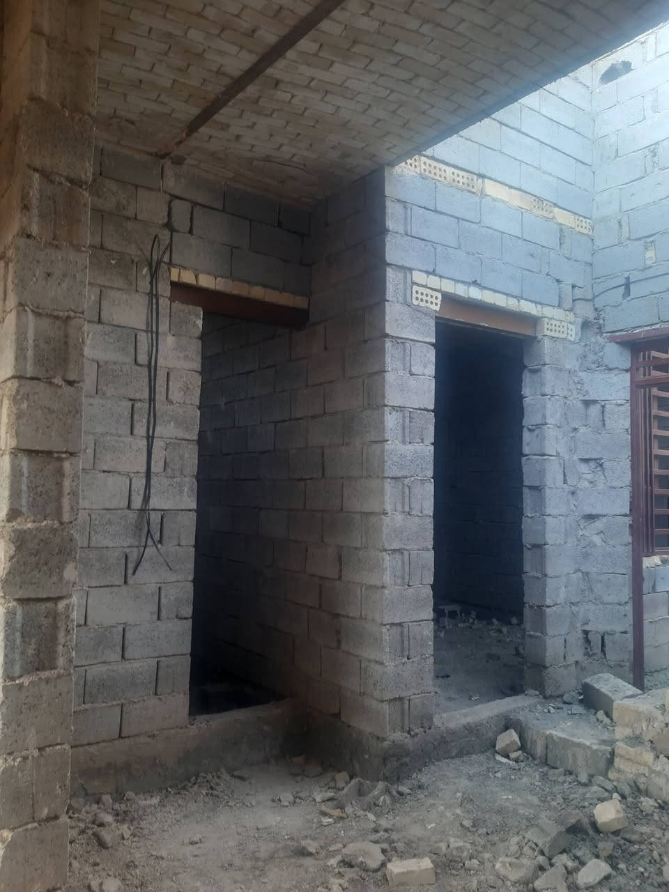 سلام عليكم بيت هيكل مساحه 2055 عكاده ومصبوب يتكوان غرفتين نوام صاله استقبل حمام ومطبخ
طرمه سياج خارجي حمام خارجي عنوان حي زليزل شارع الملعب اتصل على ***********
