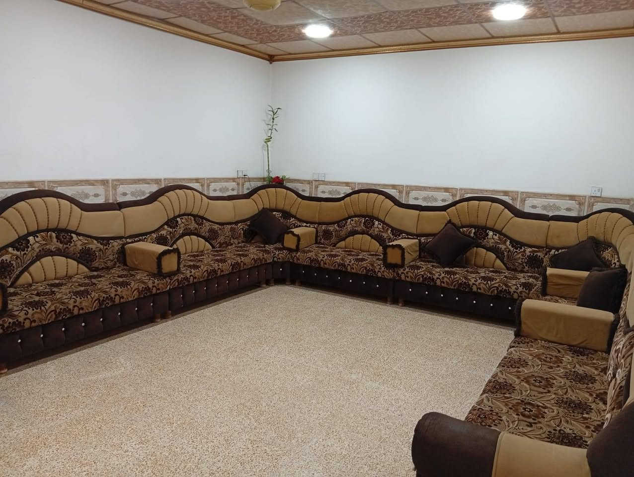 للبيع ديوان ١٤ متر مليون و ٢٥٠الف
و عندي ٨ امتار٣٢٥ طبعا كلو شغل عراقي 
اتصل على رقم الموبايل ***********
