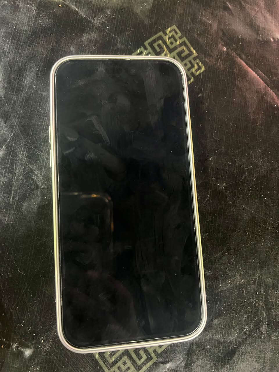 سلام عليكم iPhone 14 للبيع ‏بطارية 75 شاشة امبدله مال تفليش ول باقي كلو شريكه خابر ودلل 
*********** واتساب

نص مكتوب في الصور:
- 9:27 4G حالة البطارية والشحن رسالة مهمة حول البطارية حالة بطاريتك متدنية جدا. يمكن أن يبدل أحد مزودي خدمة Apple المعتمدين البطارية لاستعادة الأداء والطاقة القصويين. العثور على خيارات الخدمة... الحد الأقصى للقدرة 75% هذا قياس لقدرة البطارية مقارنة بقدرتها عندما كانت جديدة. قد تتسبب القدرة المنخفضة بتقليل ساعات الاستخدام بين عملية الشحن والأخرى. أقصى قدرة للأداء ستساعد الأنظمة المضمنة في النظام والمكونات في تخفيف آثار الأداء التي قد تلاحظها أثناء التقدم الكيميائي في عمر بطارية iPhone. شحن البطارية المحسن للحد من استنزاف عمر البطارية، يتعلم الـ iPhone من عادات الشحن اليومية، بحيث ينتظر ولا يتجاوز 80% حتى يحين موعد حاجتك إلى استخدامه. الشحن بالطاقة النظيفة في منطقتك، سيحاول iPhone التقليل من البصمة الكربونية من خلال انتقاء وقت الشحن الذي تتوفر فيه كهرباء بأبعاث كربونية منخفضة. يتعلم iPhone من عادات الشحن اليومية، بحيث لا يشحن بالكامل حتى يحين موعد حاجتك إلى استخدامه. معرفة المزيد...