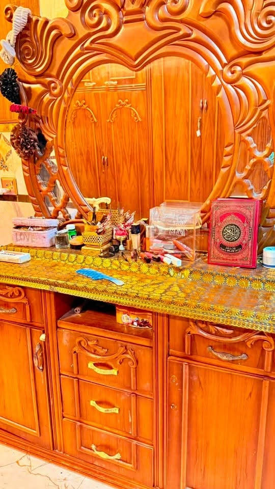 السلام عليكم غرفة نوم صاج كنتور ست ابواب مع ملحق السعر مليون ومئة نظيفة حيل للتواصل ***********
